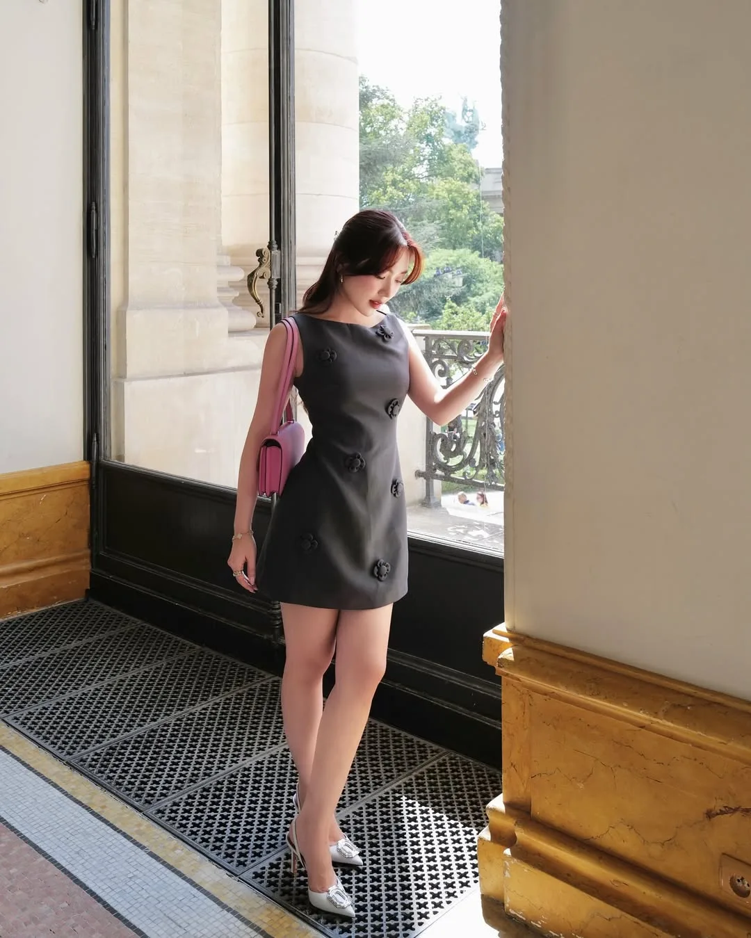 Chloe Nguyễn diện váy chữ A dự tiệc cưới sang trọng
