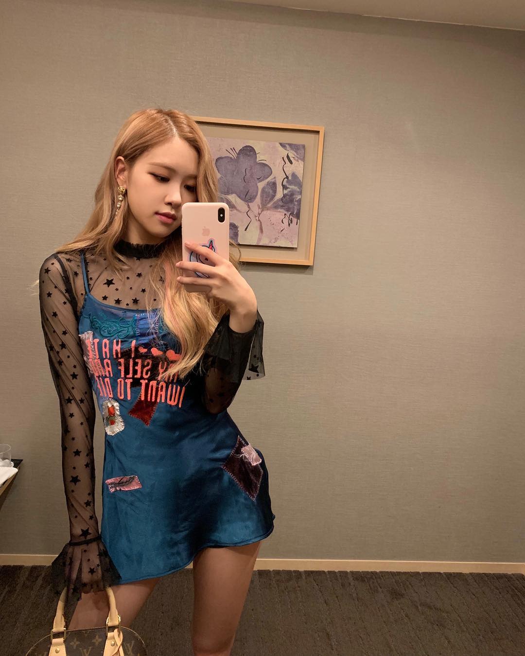 Rose mặc đầm hai dây màu xanh áo ren đen