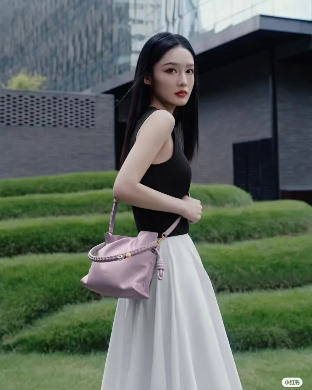 Lý Thấm diện áo ba lỗ đen và váy maxi
