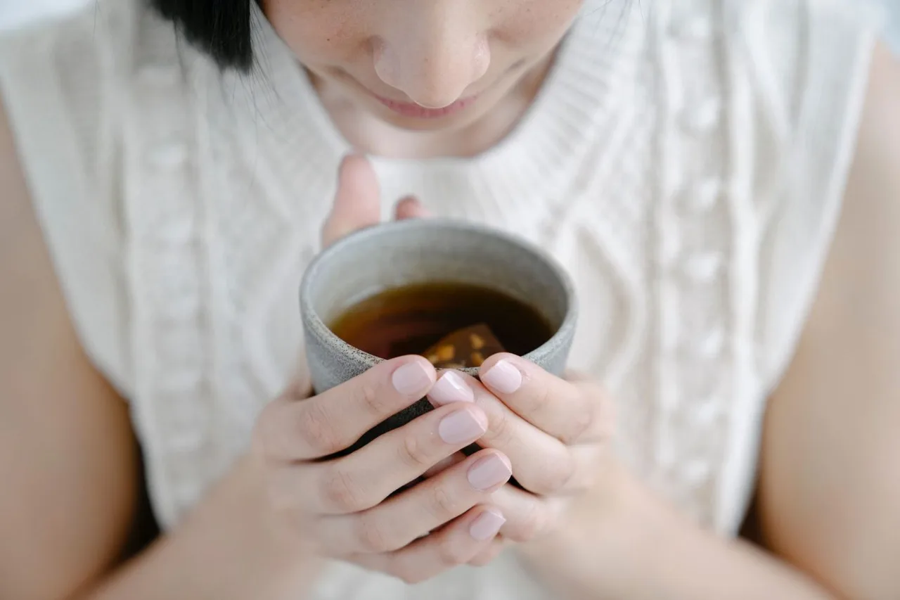 Cô gái đang thưởng trà