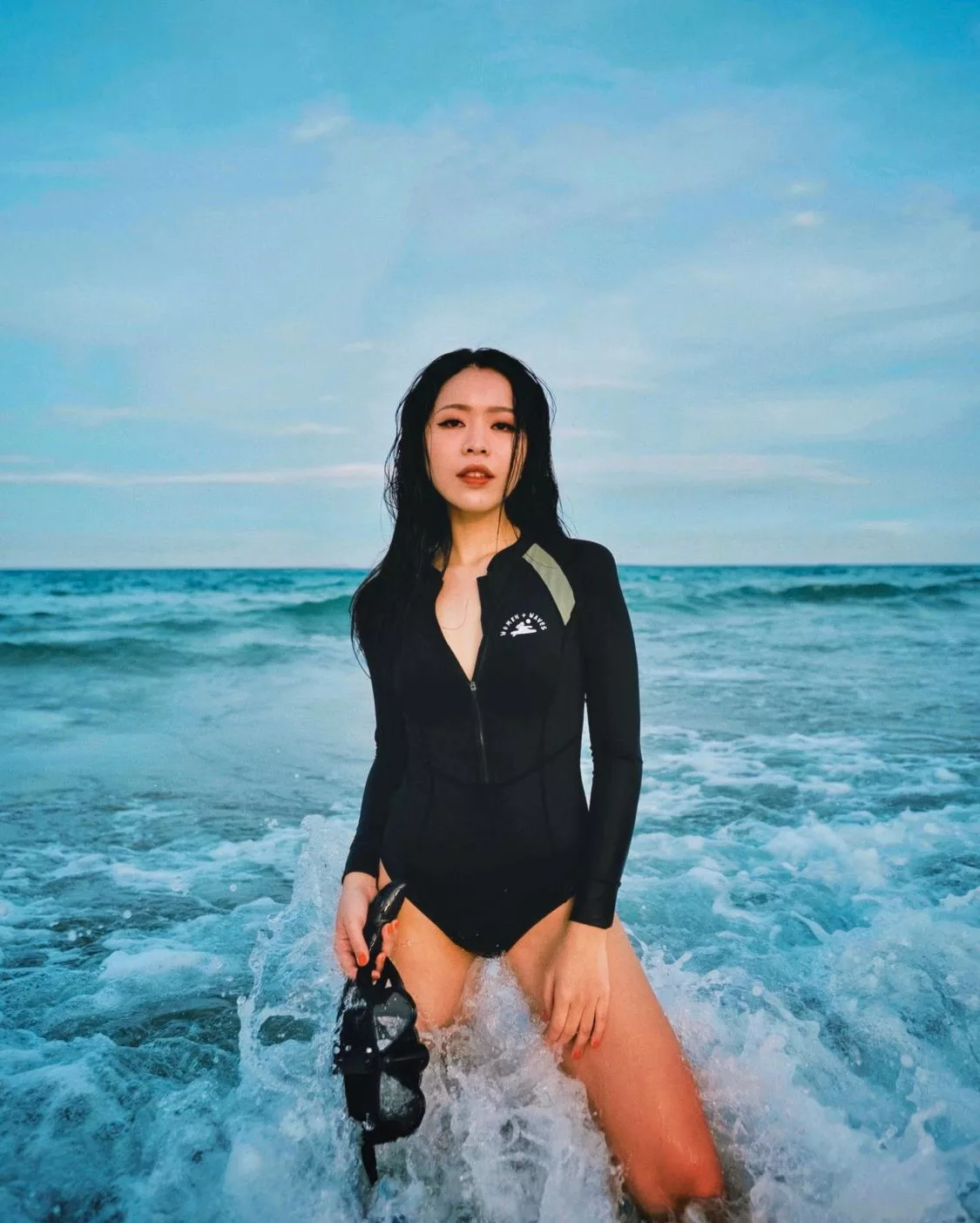 Beauty blogger Letsplaymakeup monokini tay dài