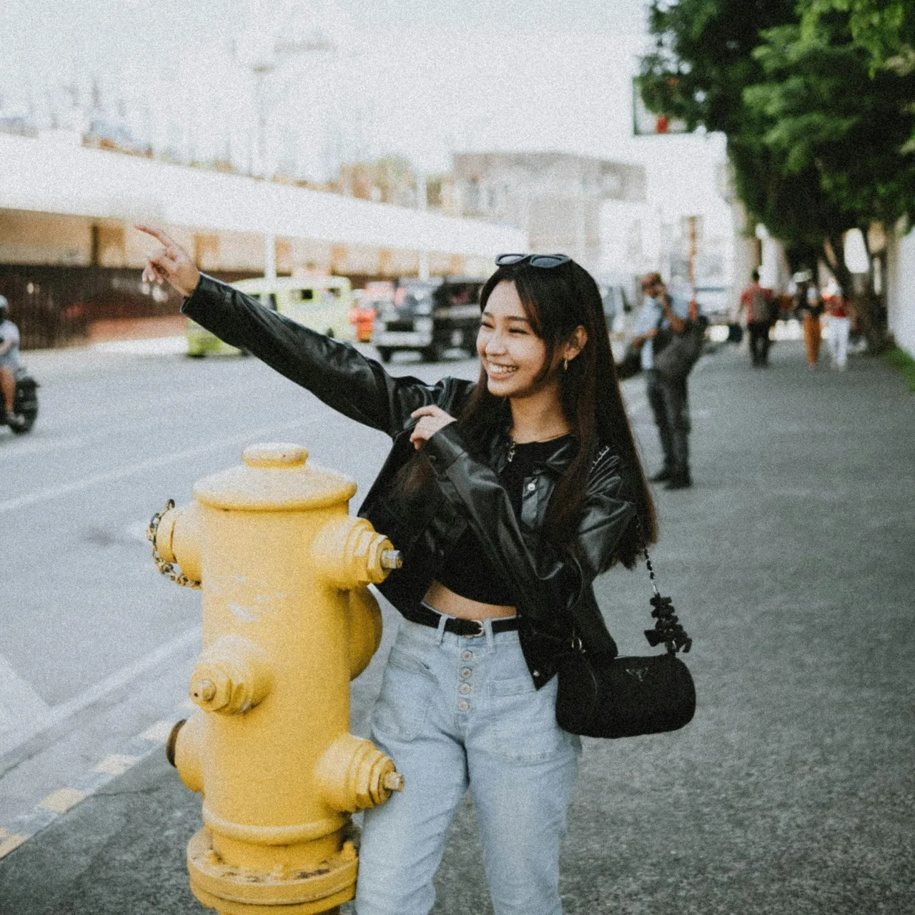 cô gái mặc áo da có cuộc sống tích cực