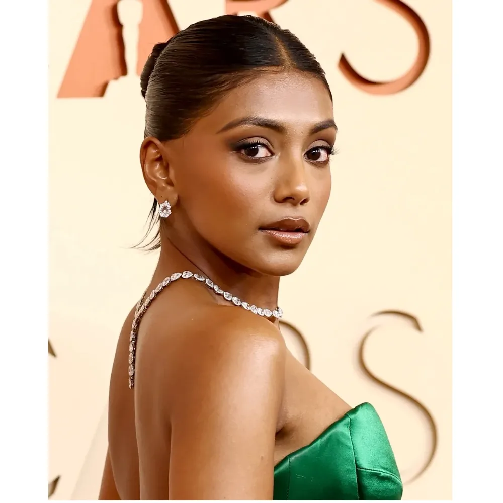 Charithra Chandran tại thảm đỏ Oscar 2026