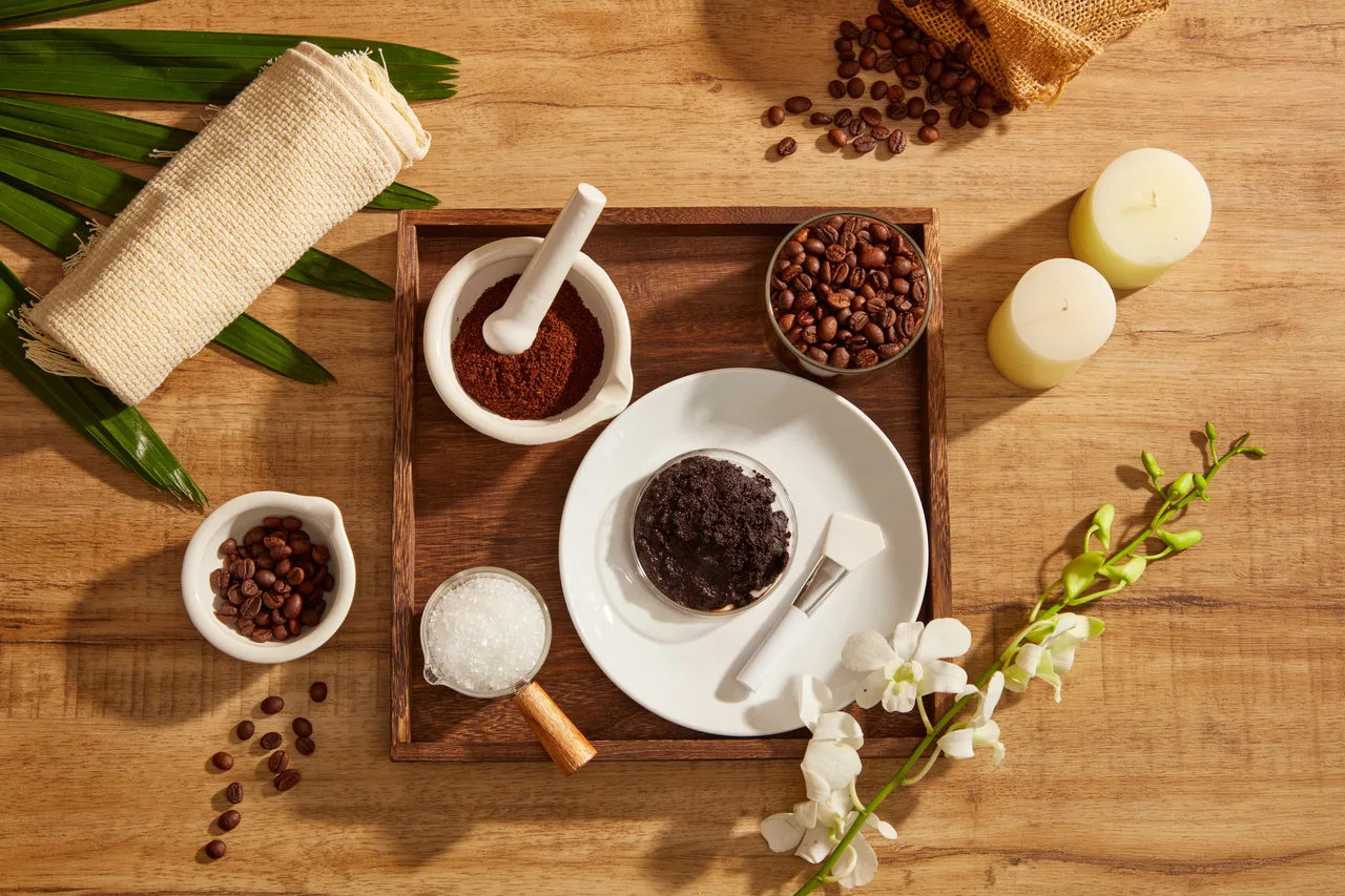 Cận cảnh hạt caffeine được dùng trong làm đẹp và muối bột được trang trí bằng khay gỗ.