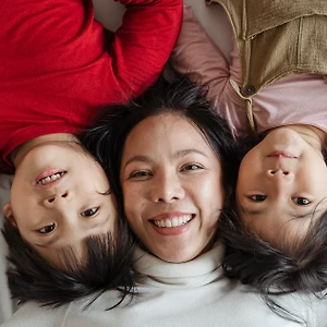 cô gái cùng hai em nhỏ