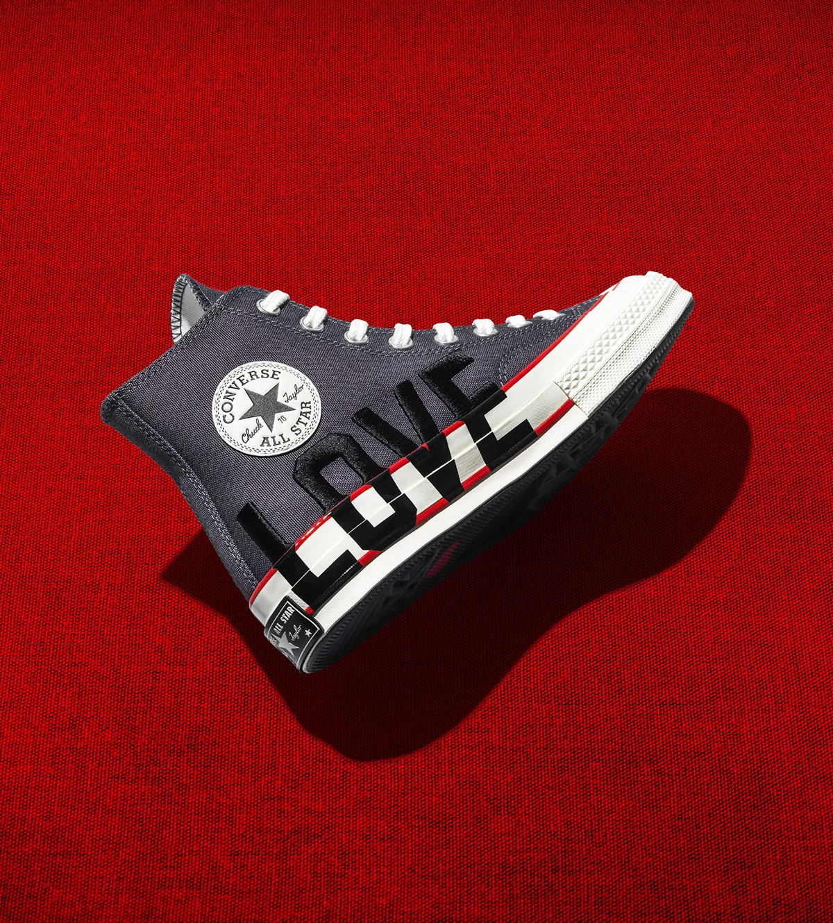 converse love fearlessly in thêu LOVE trên thân và đế giày