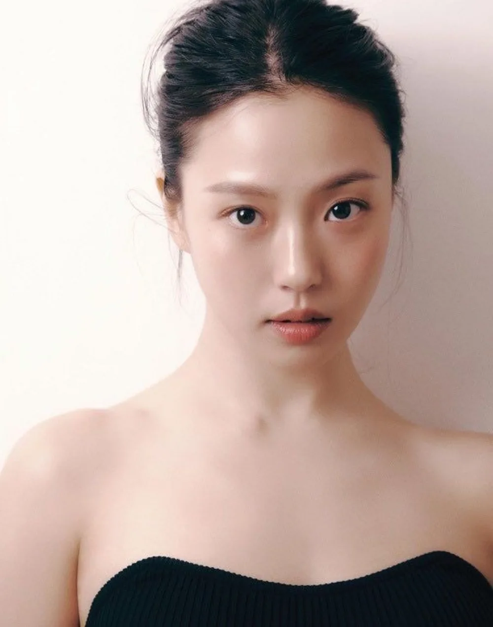 Cô gái với làn da căng mịn nhờ dùng PDRN với hyaluronic.
