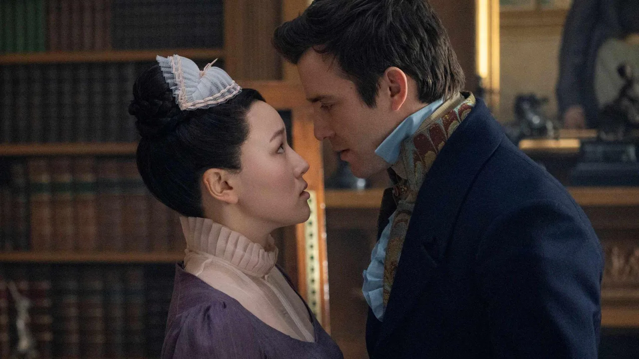 Benedict Bridgerton do Luke Thompson thủ vai và Yerin Ha thủ vai Sophie trong Bridgerton mùa 4