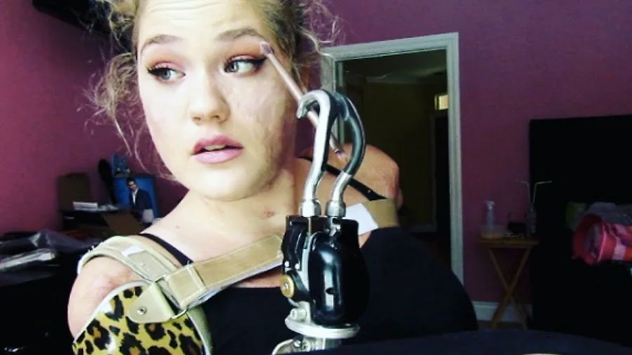 Kaitlyn Dobrow – Beauty Youtuber không tay không chân ELLE VN