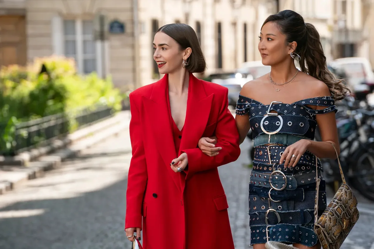 Emily Cooper diện blazer đỏ