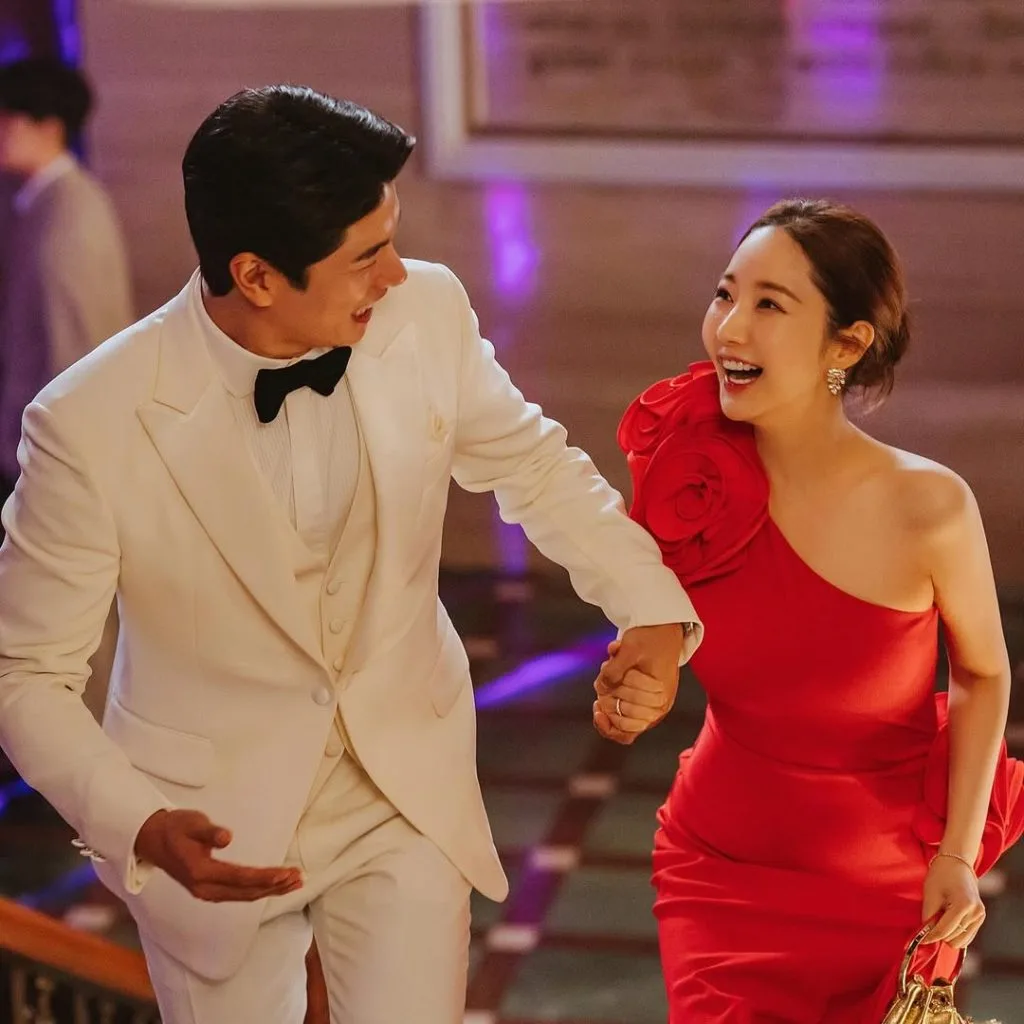 Park Min Young diện dạ hội đỏ trong "Nữ Hoàng Lừa Đảo"
