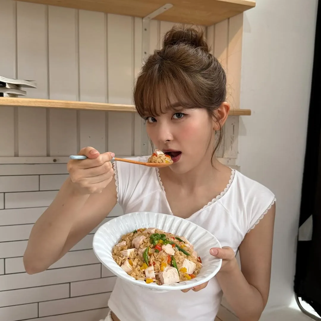 Seulgi (Red Velvet) cầm dĩa để ăn uống