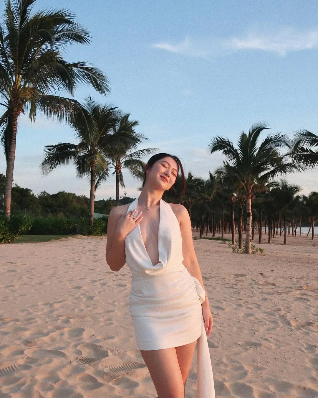 Hà My đầm cổ yếm ngắn