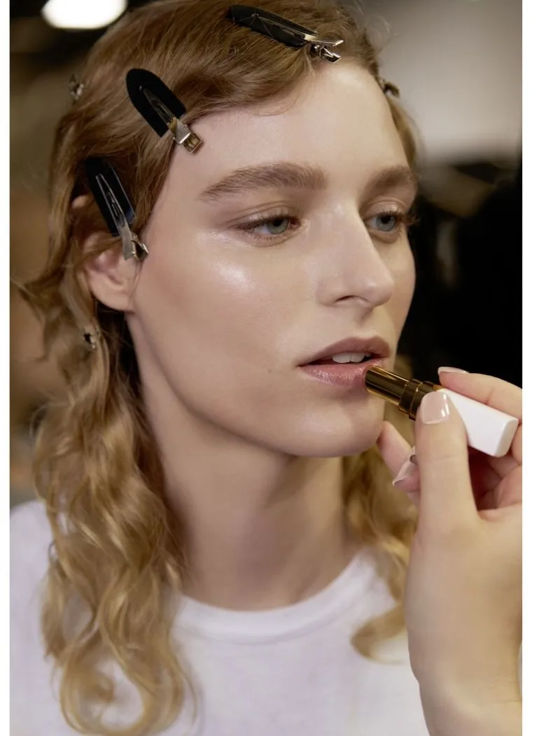 Chuyên gia trang điểm thoa Rouge Coco Baume cho người mẫu tại hậu trường Chanel.