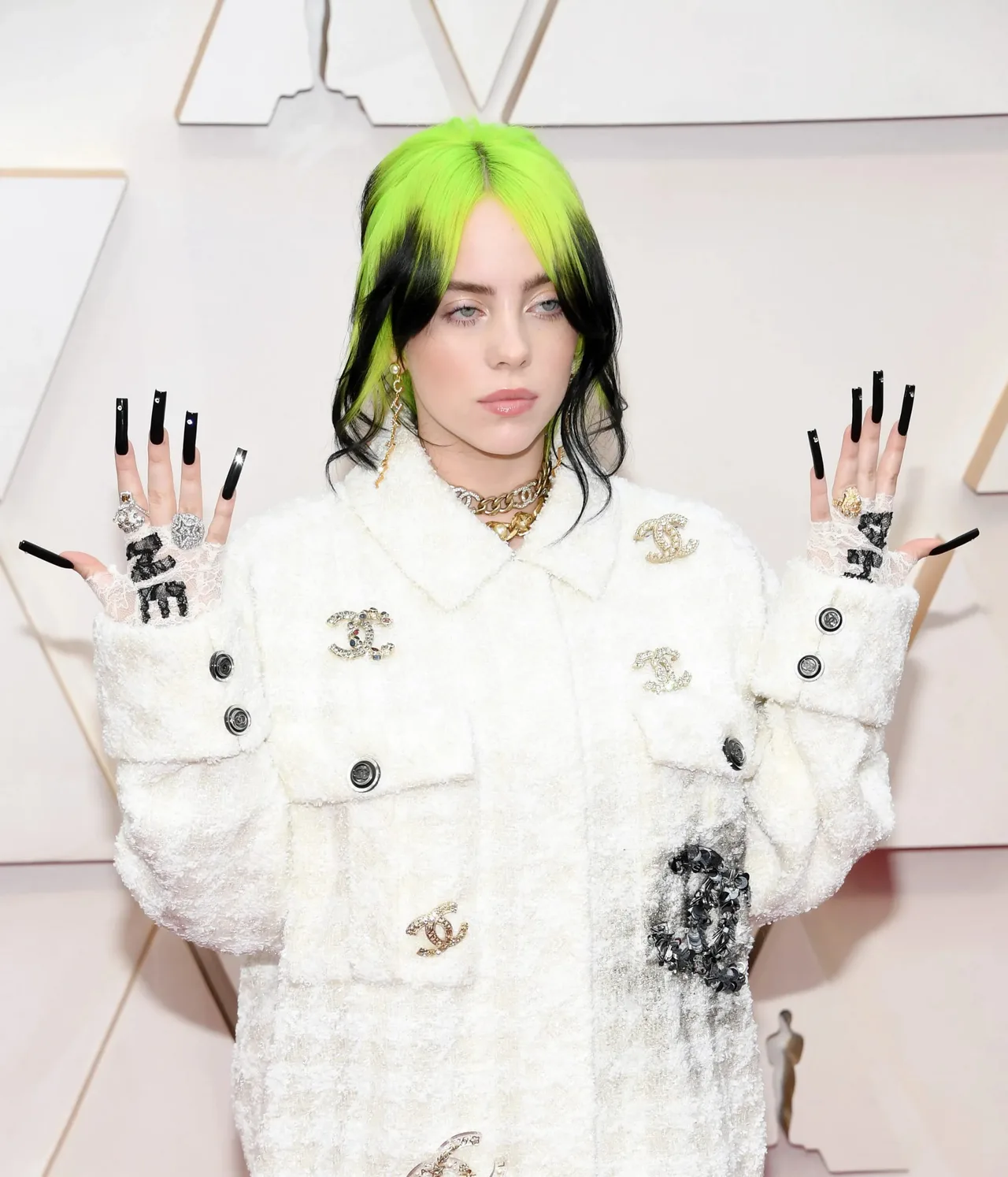 billie eilish tại thảm đỏ mặc chanel