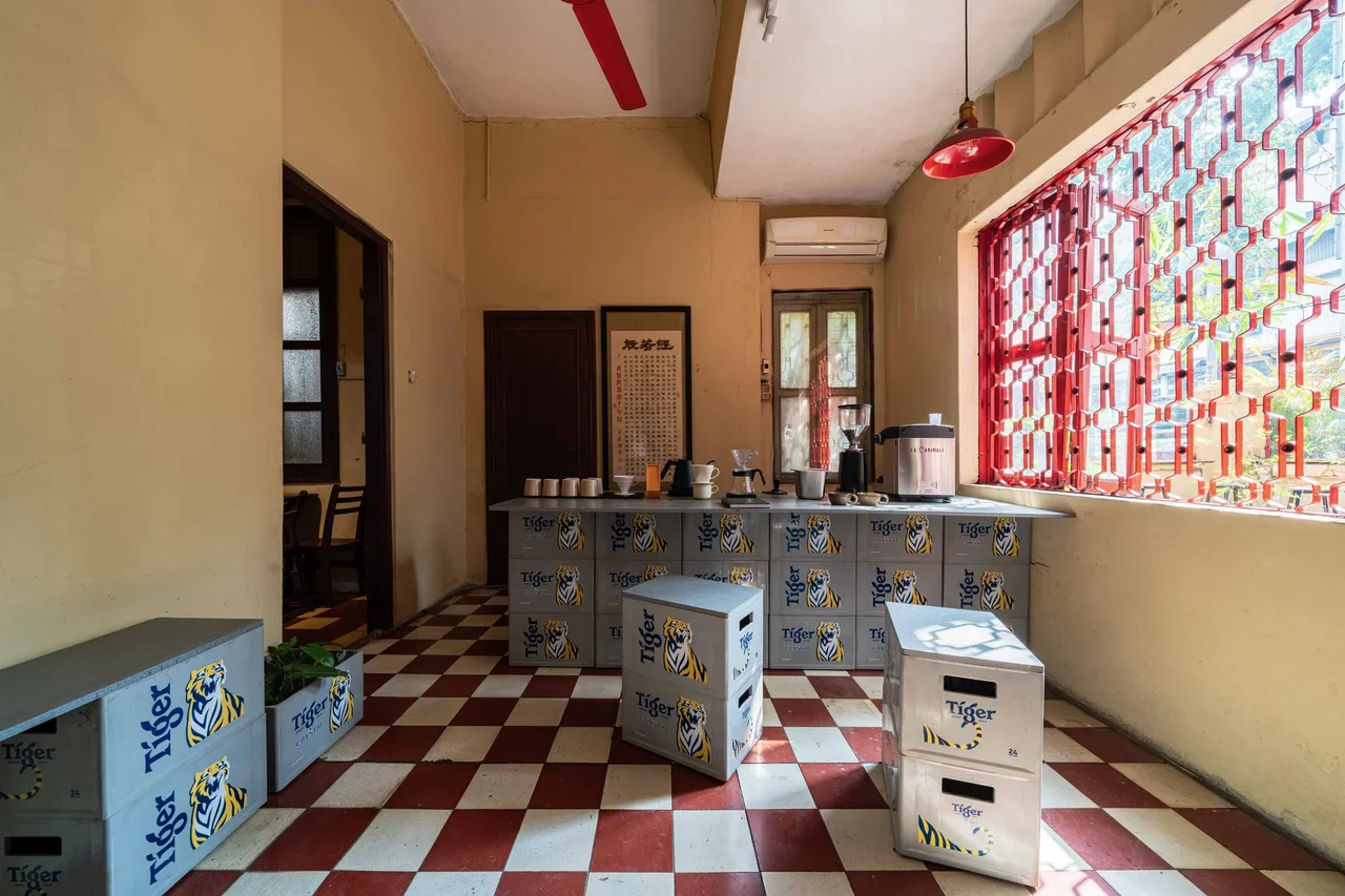 nội thất bên trong Standard Coffee sử dụng các két bia Tiger thành ghế ngồi, băng ghế và quầy phục vụ