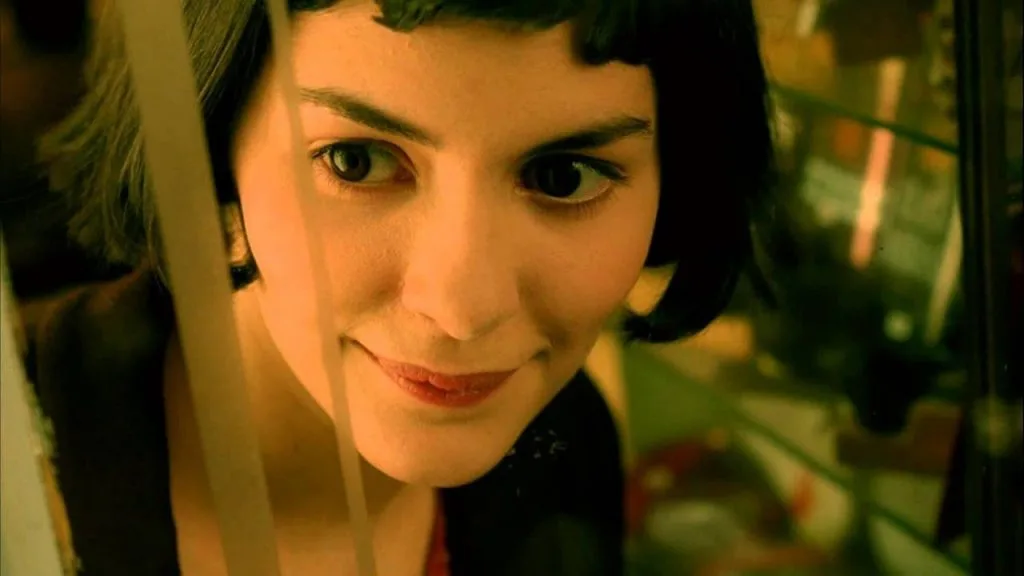 Nữ diễn viên Audrey Tatou với mái tóc French bob trong bộ phim nổi tiếng Amélie. Nữ diễn viên Audrey Tatou với mái tóc French bob trong bộ phim nổi tiếng Amélie.