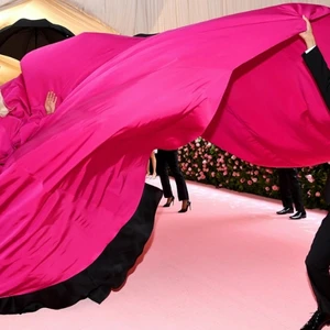 Thảm đỏ Met Gala 2019 - Lady Gaga “thay đồ” ngay trên thảm đỏ, Celine Dion khuấy động với váy tua rua