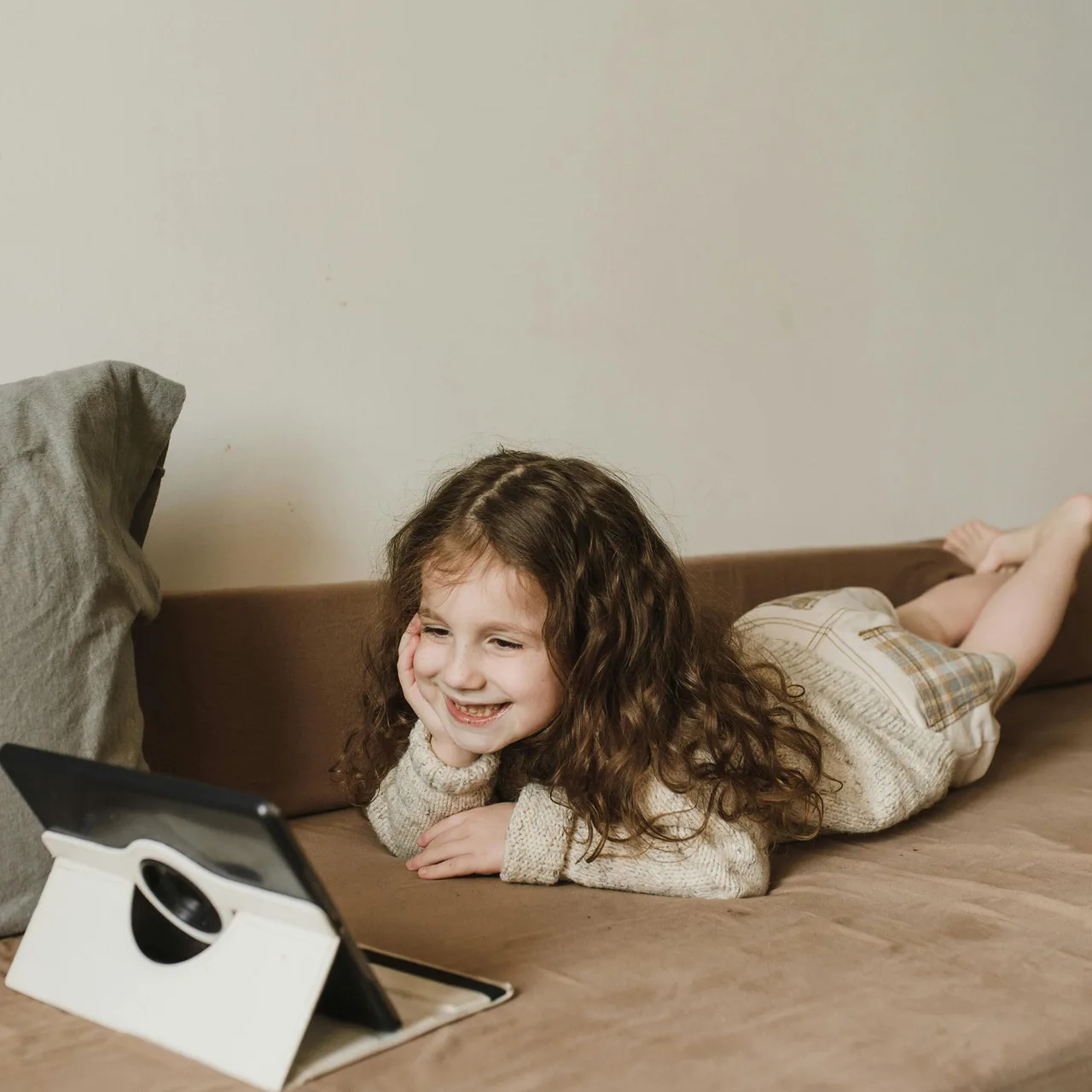 bé gái xem ipad theo sự kiểm soát của cha mẹ