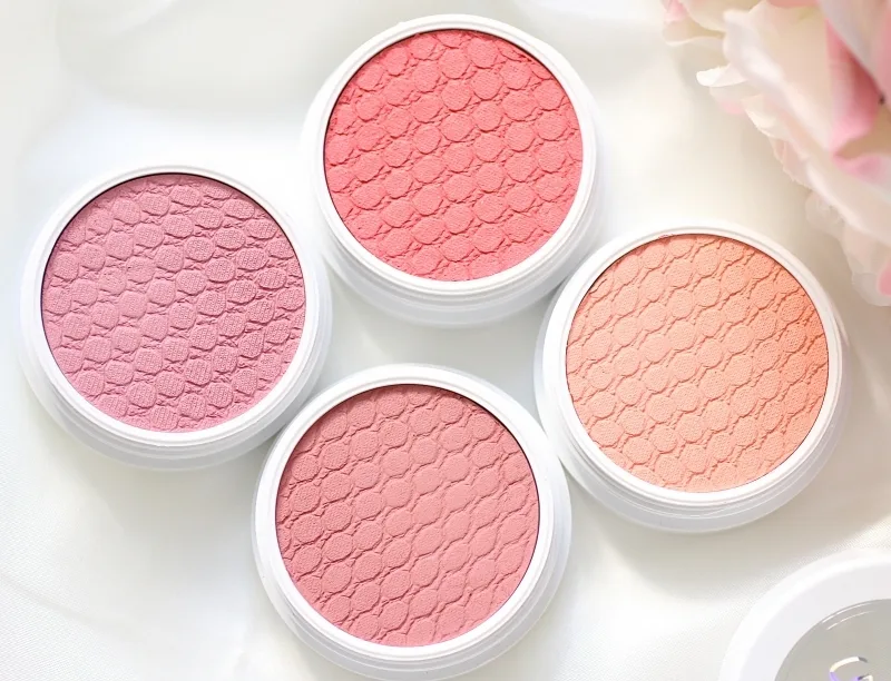 Phấn má có nhiều dạng như: gel, bột, kem, phấn... phù hợp với điều kiện mỗi loại da khác nhau