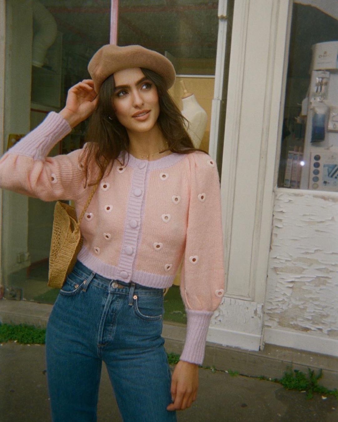 Phối đồ du lịch vùng ôn đới với áo len lửng màu pastel và quần jeans