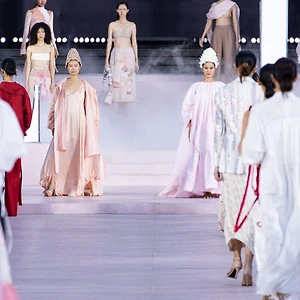 ELLE Fashion Show 2023: KHAAR đưa sự thiêng liêng của tình mẫu tử vào BST Bài thơ của Sữa và Hoa