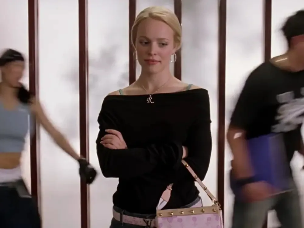 Áo trễ vai đen Y2K của Regina trong Mean Girls