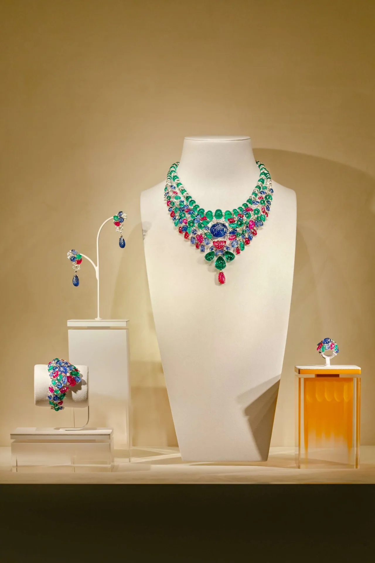 thiết kế đá màu trong BST Beautes du Monde