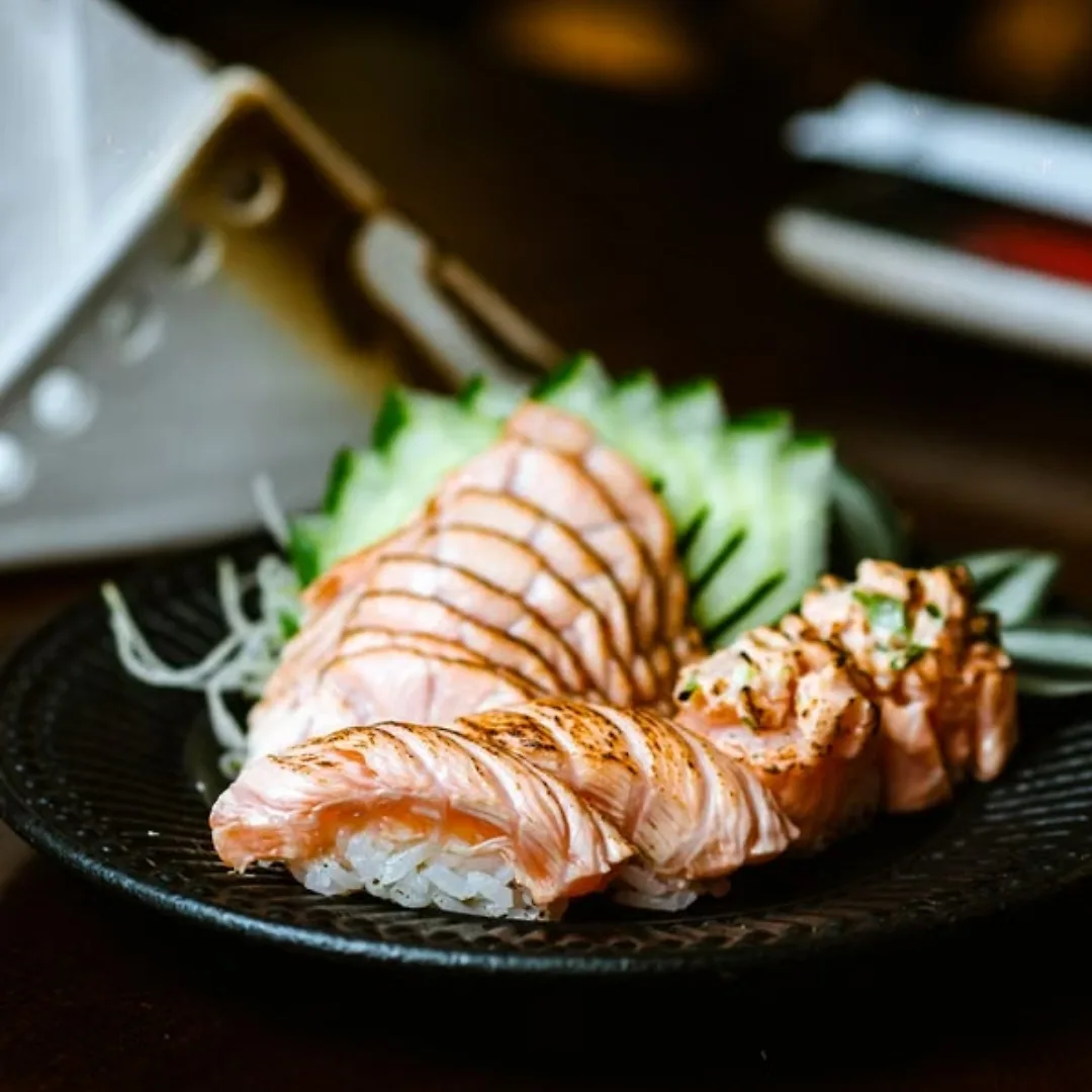 Cá hồi mang nhiều khoáng chất có lợi cho cơ thể, trong đó có biotin.Mony Cruz