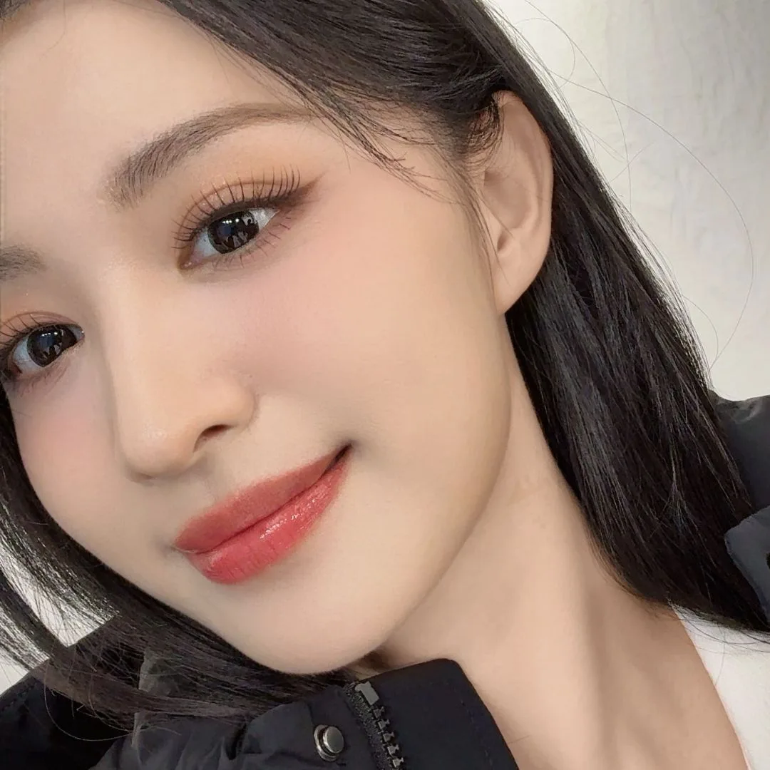 Vương Sở Nhiên thường xuyên đắp mặt nạ cho làn da căng mịn