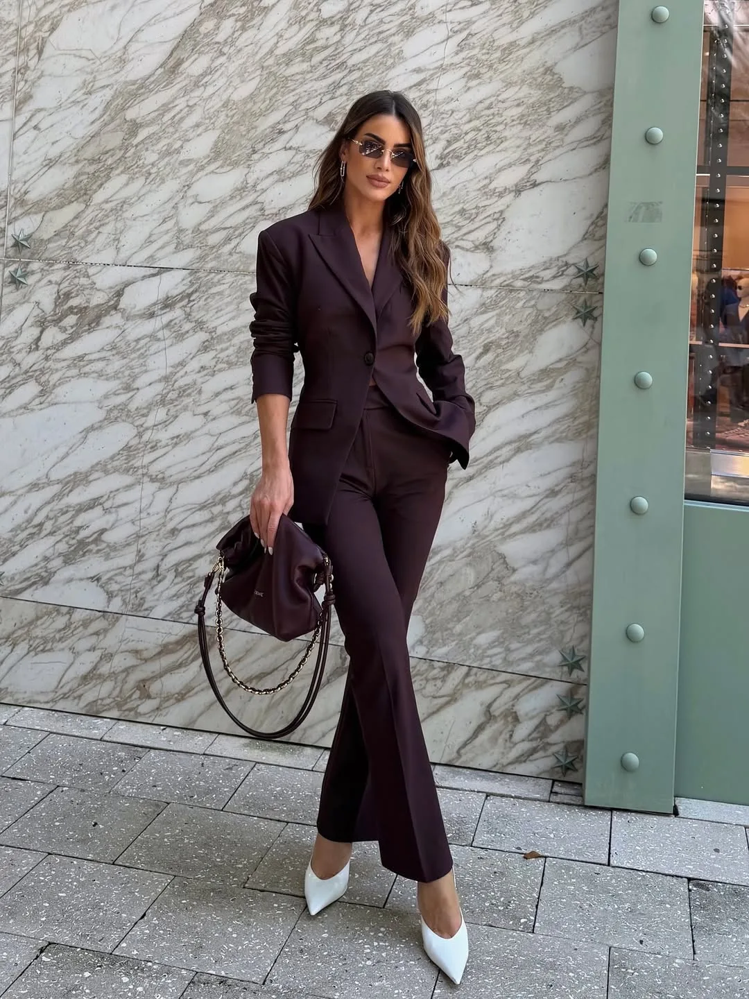 Sự kết hợp hoàn hảo giữa chân váy lụa mềm mại và blazer hiện đại.