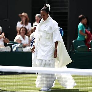 Naomi Osaka và những lần xuất hiện khiến sân đấu hóa sàn diễn