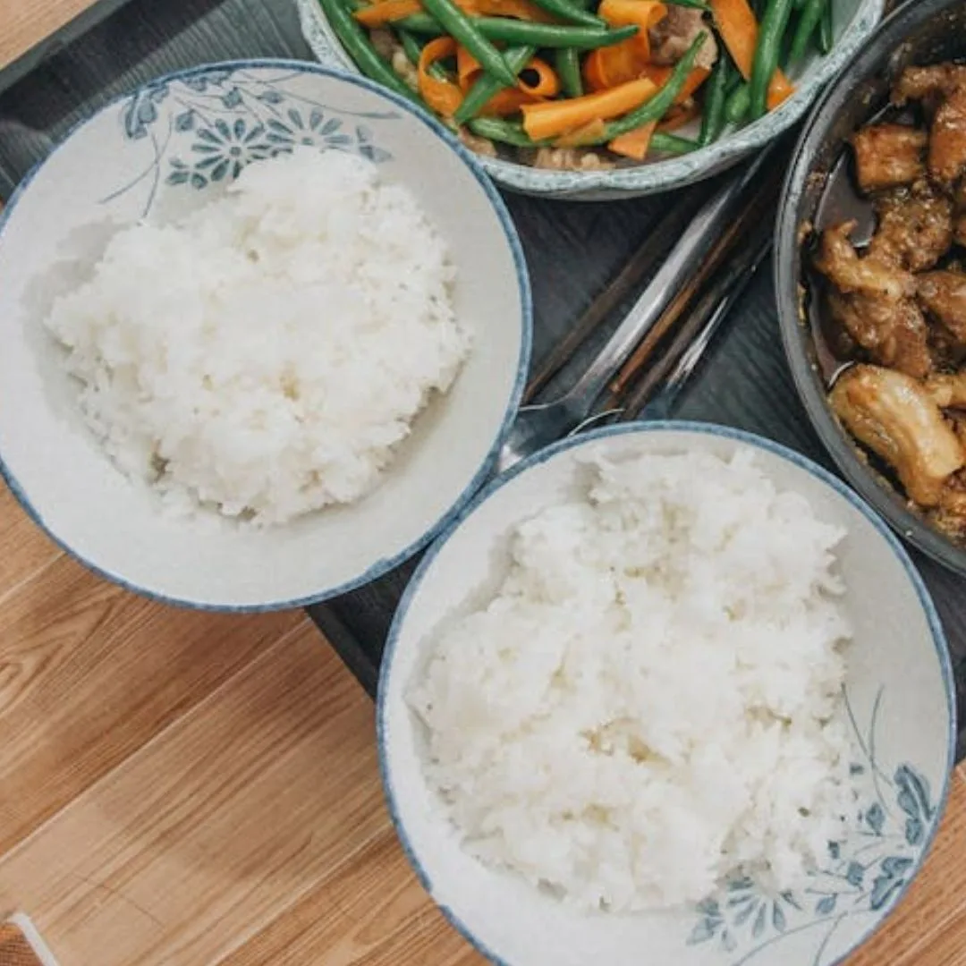 hai chén cơm trắng cùng thức ăn