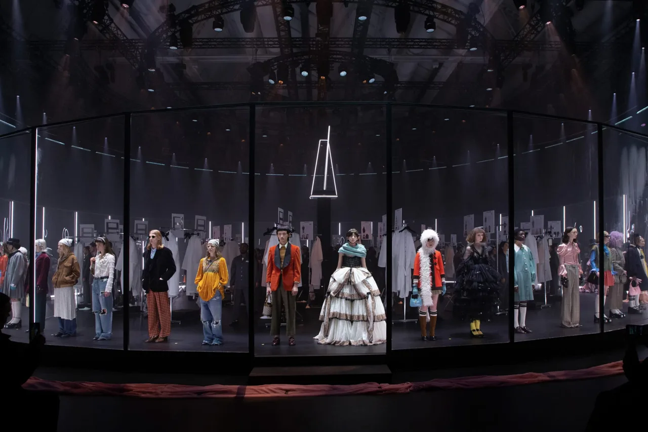 sân khấu xoay vòng gucci thu đông 2020