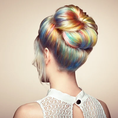 Hình ảnh mái tóc pastel highlight nhiều màu.