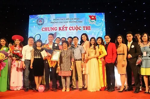 Á hậu Tú Anh chụp ảnh lưu niệm cùng Ban tổ chức và các bạn sinh viên. 