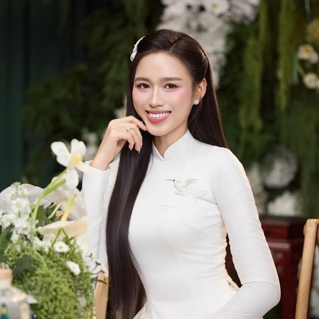 Hoa hậu Đỗ Hà thanh lịch ngày dạm ngõ với tóc xõa đen tuyền