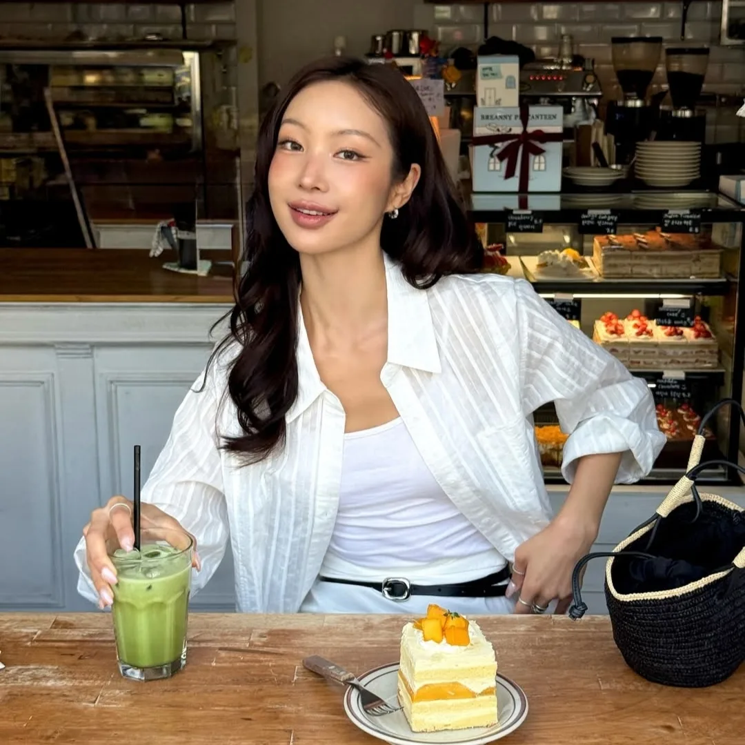 cô gái đang uống matcha và ăn bánh ngọt