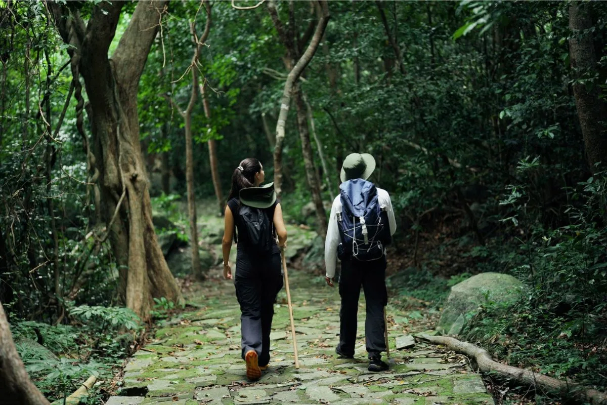 Du khách cũng có thể kết hợp hoạt động trekking khi đến Hoạt động yoga tại khu nghỉ dưỡng Six Senses Côn Đảo
