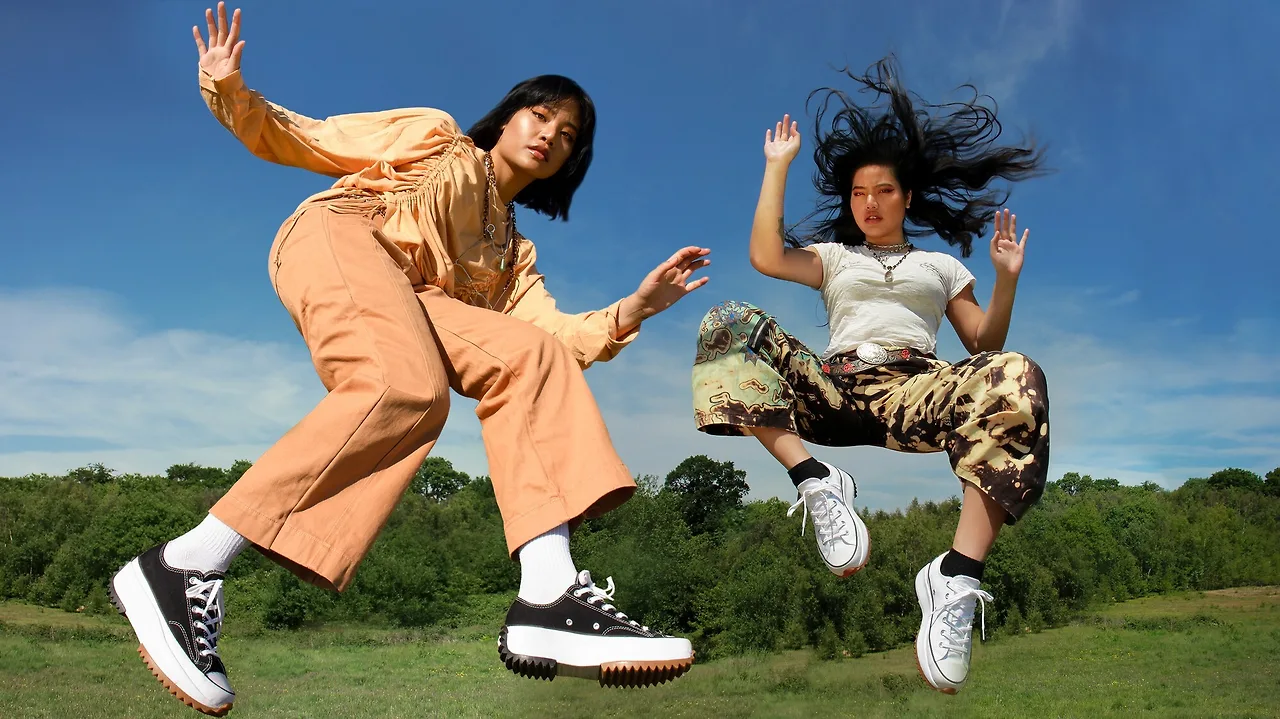 hai cô gái mang giày converse run star hike đang nhảy