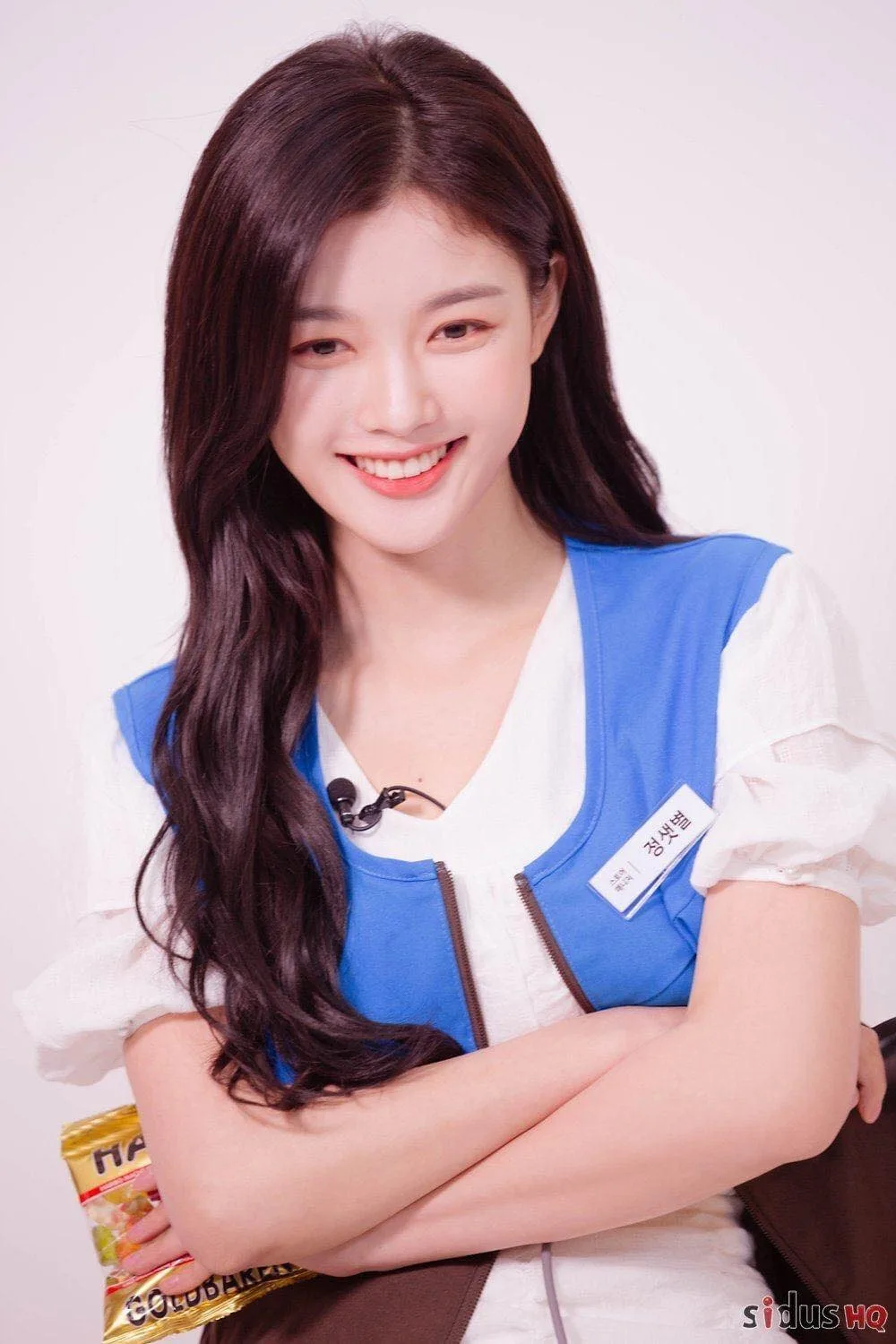 Kim Yoo Jung ngọt ngào với tóc uốn xoăn sóng bồng bềnh trong bộ phim Convenience Store. kiểu tóc uốn xoăn