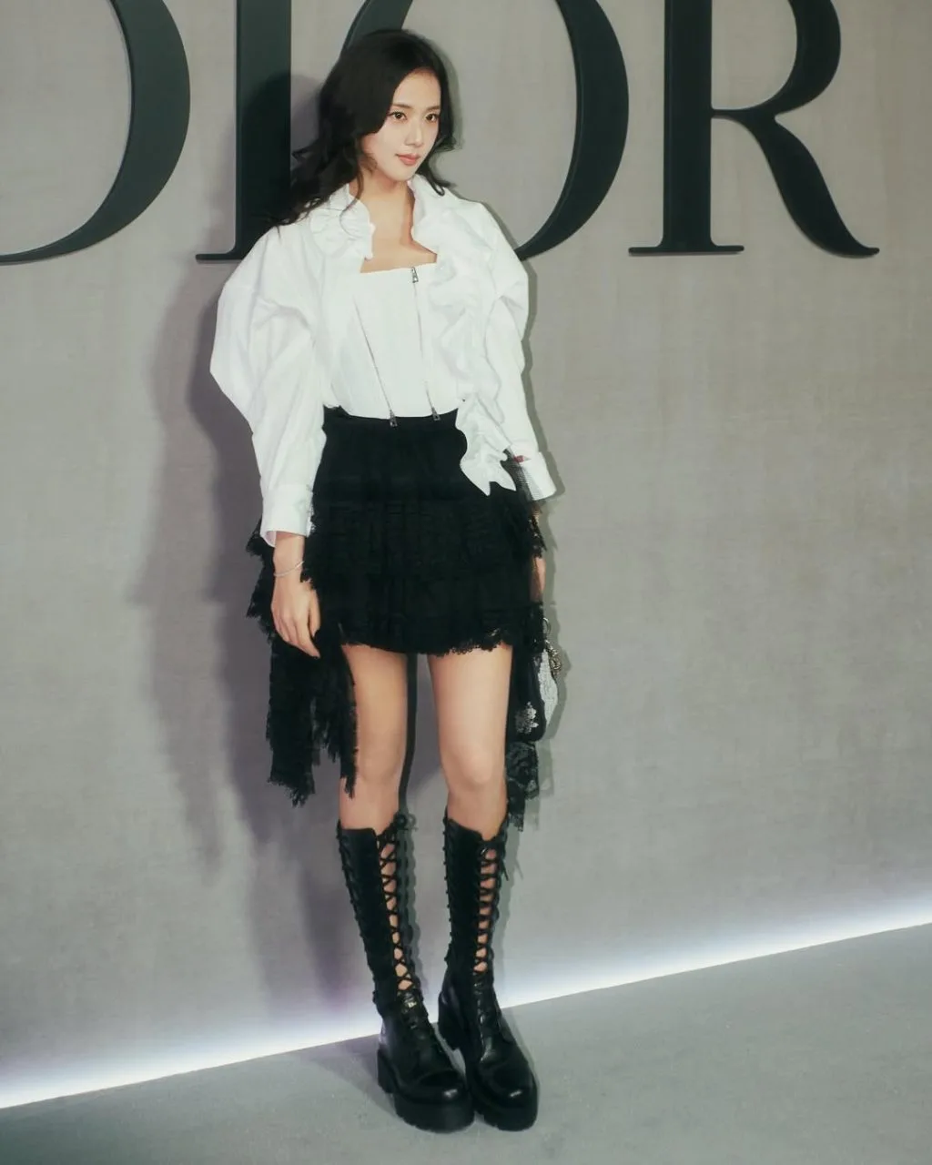 Boots đế track tạo sức hút cá tính cho outfit đường phố.