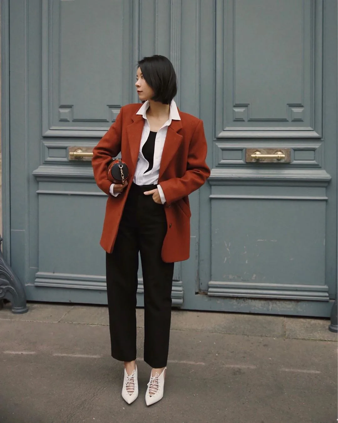 áo blazer phối cùng áo sơ mi cùng quần đen nghệ thuật phối đồ blazer