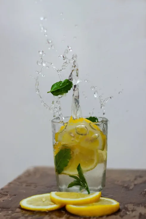 Thức uống này chứa nhiều vitamin C có lợi. Ly nước chanh