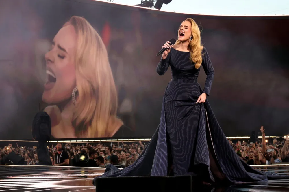 Adele diện bản phối đầm dạ hội
