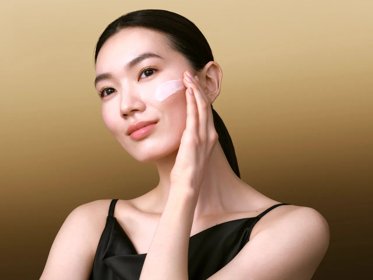 cô gái thoa kem lên mặt