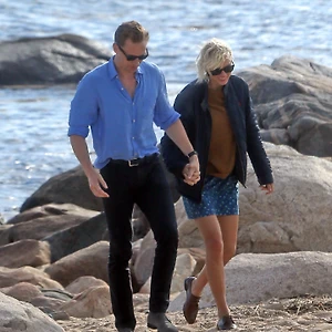 Taylor Swift lộ ảnh hẹn hò ngọt ngào với Tom Hiddleston