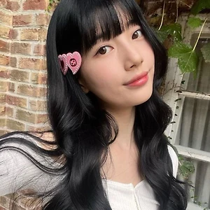 Bae Suzy selfie với mái tóc dài xoăn nhẹ cùng kẹp tóc-chế độ ăn