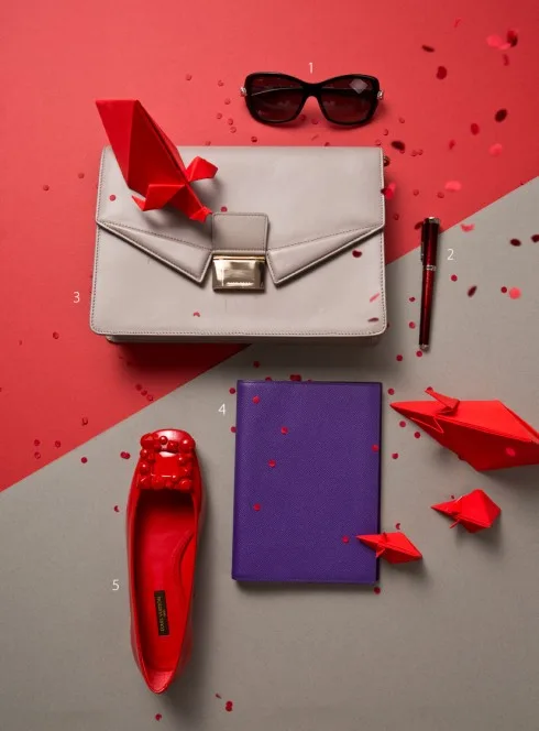 1.Kính mát Cartier 2.Bút Cartier 3.Túi HUgo Boss 4.Bao da bọc sổ Hermès 5.Giày bệt Louis Vuitton