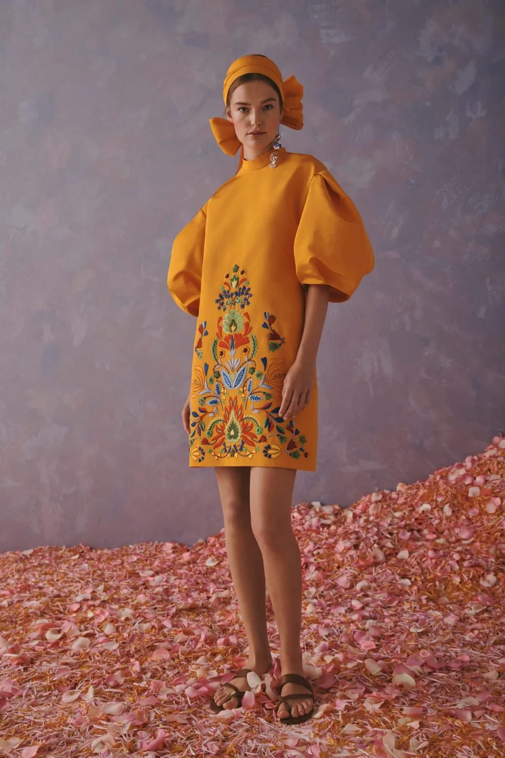váy màu cam tay phồng thêu hoa trong bst carolina herrera cruise 2020